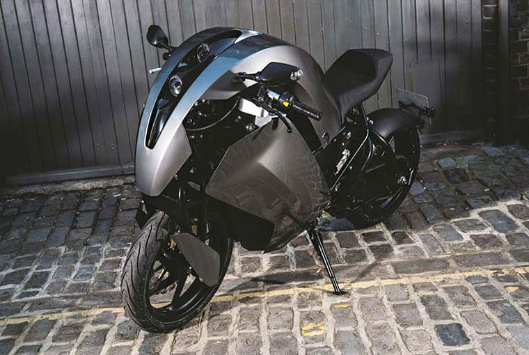 Agility Saietta R gris en suelo adoquinado