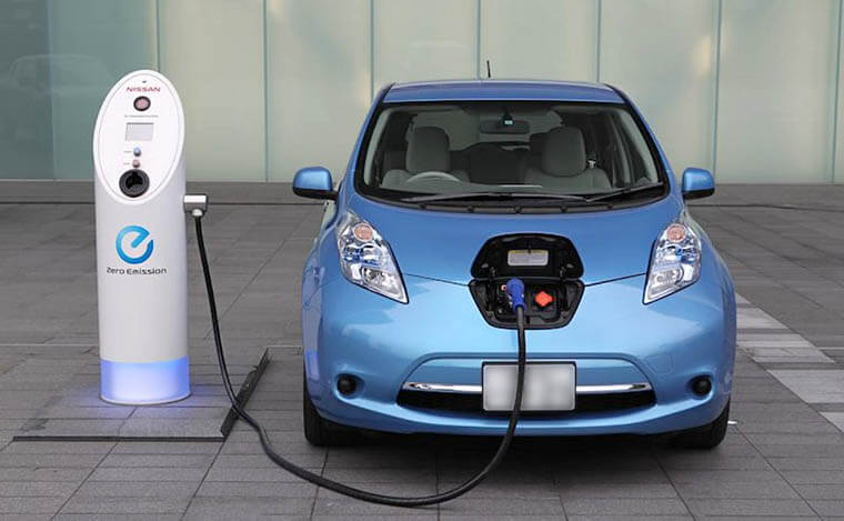 Nissan Leaf cargando