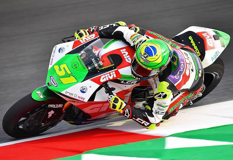 Piloto de MotoE Eric Granado abordando una curva