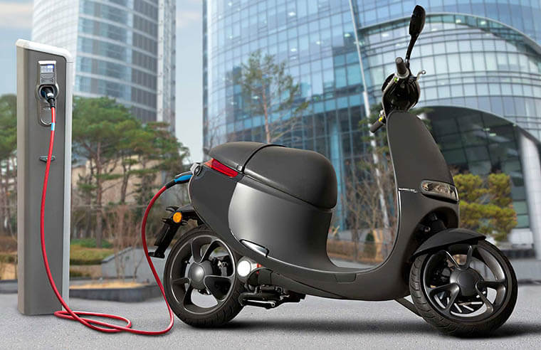 Moto eléctrica cargando en un cargador público