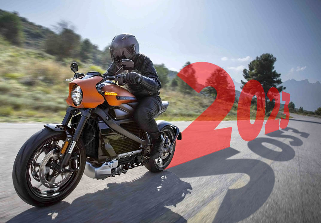 Harley-Davidson Live Wire en carretera, perseguida por el número del año 2023