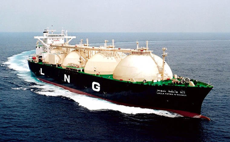 Barco transportando gas