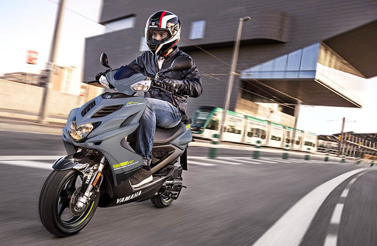 Joven con scooter Yamaha Aerox