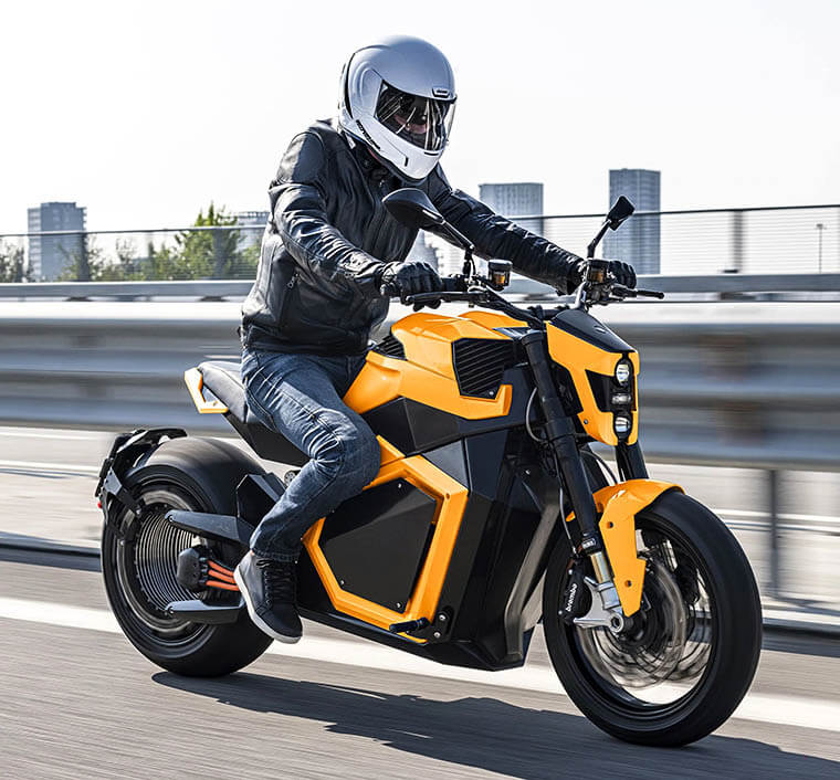 Verge TS amarilla en carretera