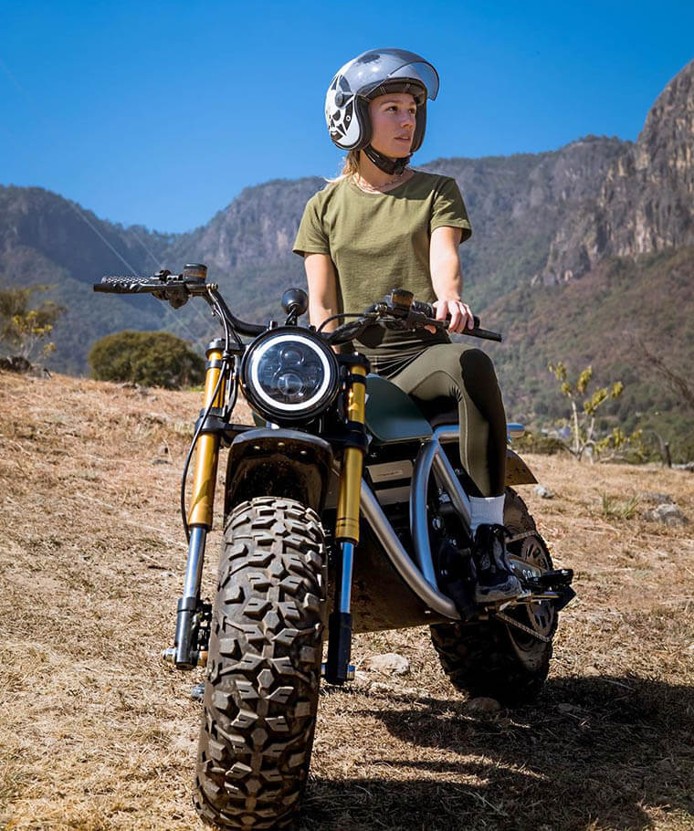 Volcon Grunt en ladera de montículo con piloto femenina