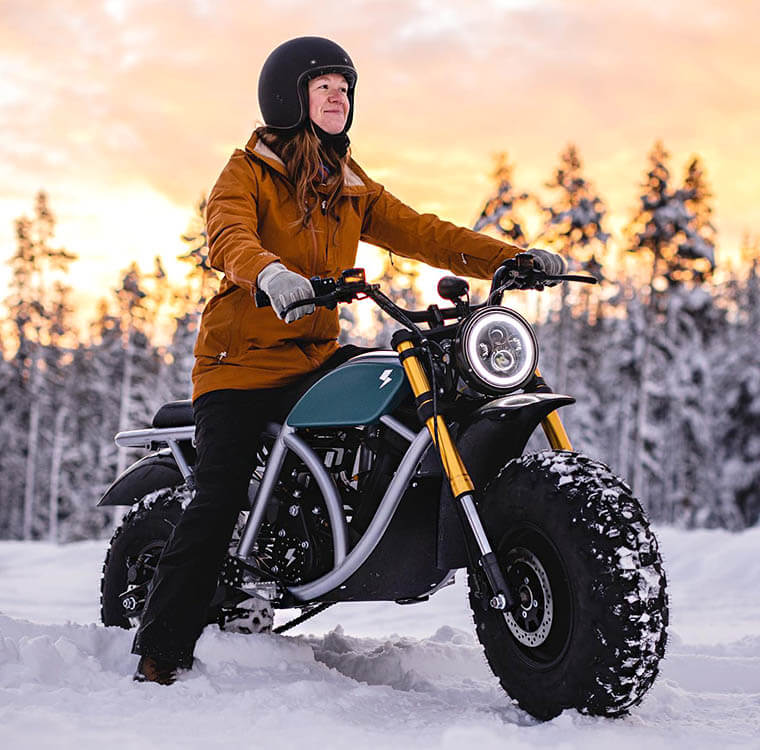 Volcon Grunt en la nieve con piloto femenina