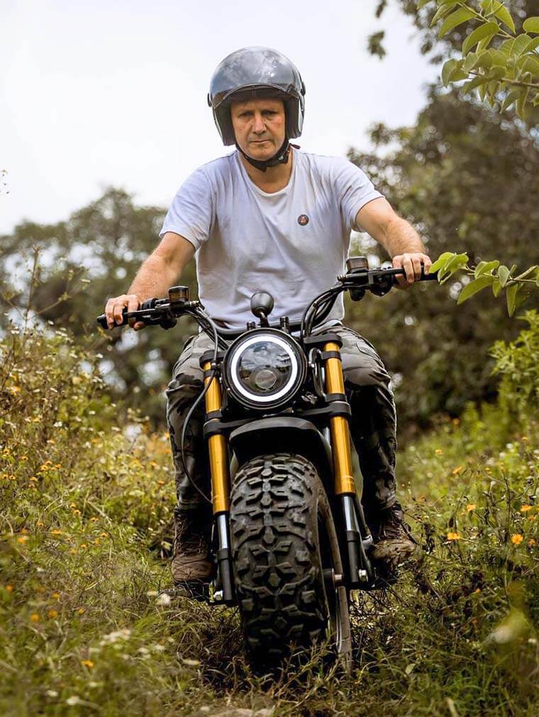 Piloto conduciendo entre arbustos con Volcon Grunt